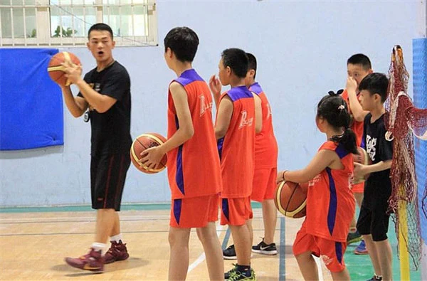 如何在篮球冬令营中加强体能训练?_1